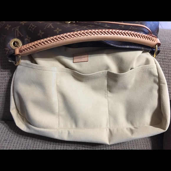 Louis Vuitton Artsy mm Monogram bag - Picture 7 of 16